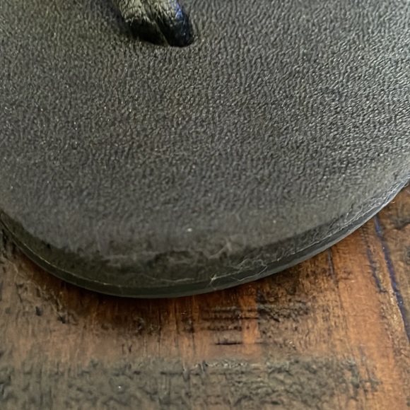 SANUK black flip flops size 6-6.5 (?) GUC - Picture 4 of 11